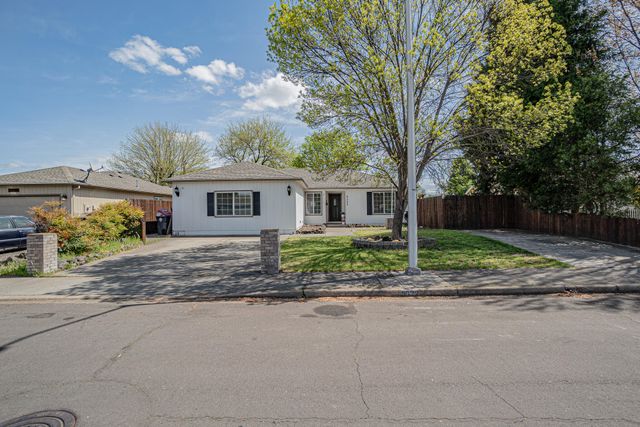 8022 Brie Terrace, White City, OR 97503