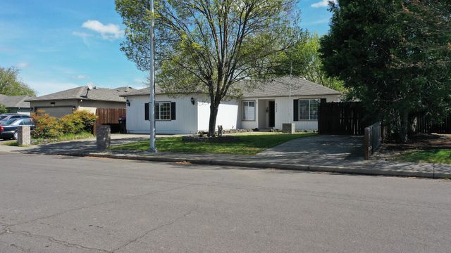 8022 Brie Terrace, White City, OR 97503
