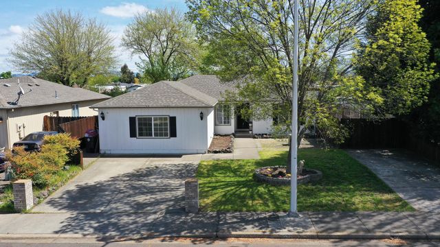 8022 Brie Terrace, White City, OR 97503