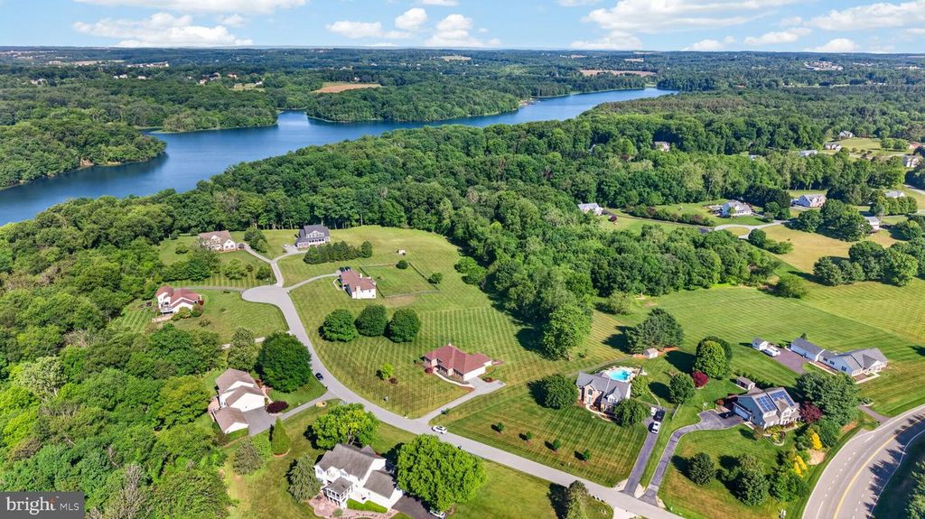 Image 13 of property listing at 710 WATERS EDGE CT, Sykesville, MD 21784