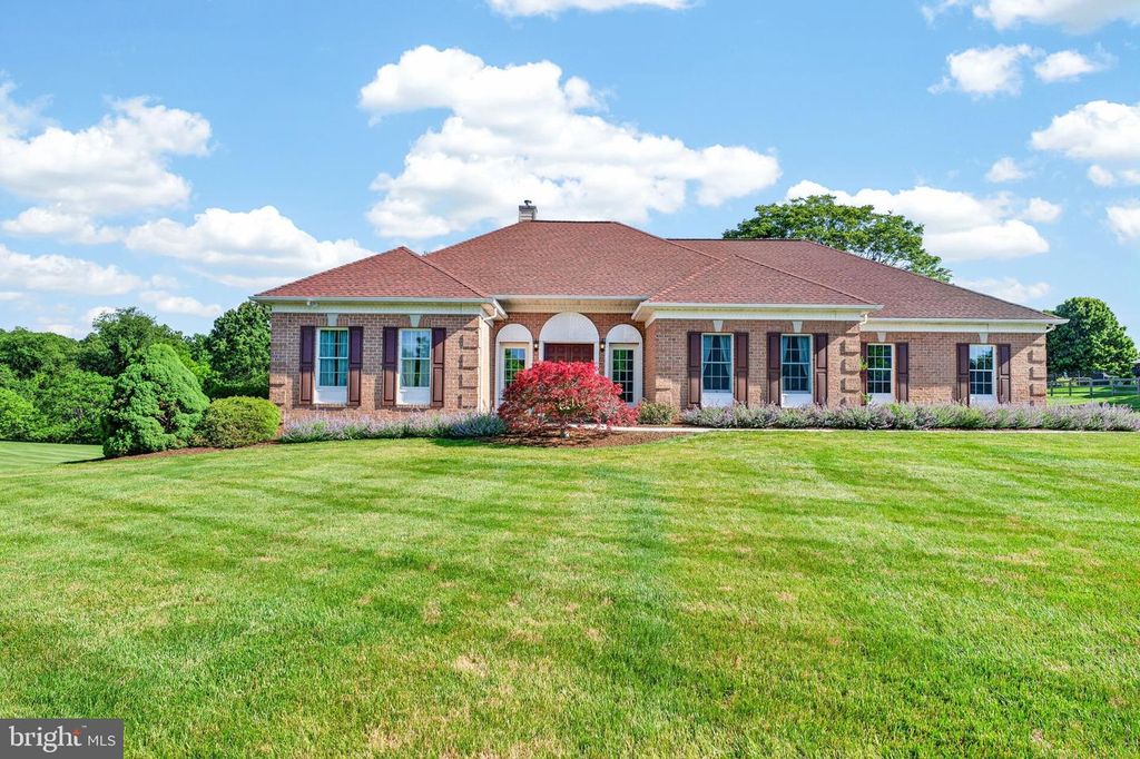 Image 17 of property listing at 710 WATERS EDGE CT, Sykesville, MD 21784