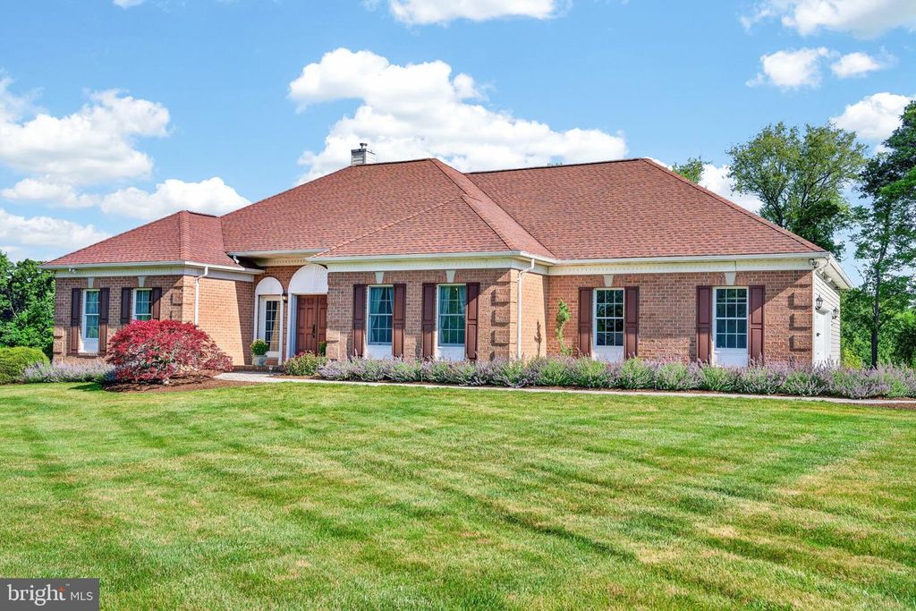 Image 19 of property listing at 710 WATERS EDGE CT, Sykesville, MD 21784