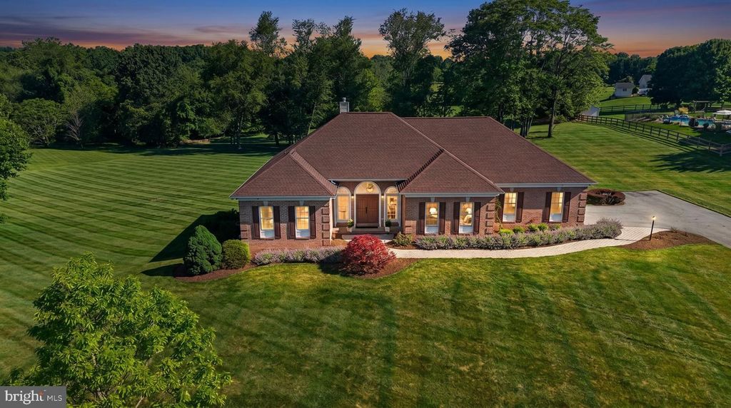 Image 2 of property listing at 710 WATERS EDGE CT, Sykesville, MD 21784