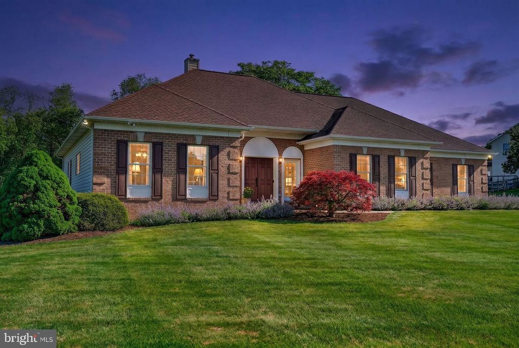 Image 3 of property listing at 710 WATERS EDGE CT, Sykesville, MD 21784