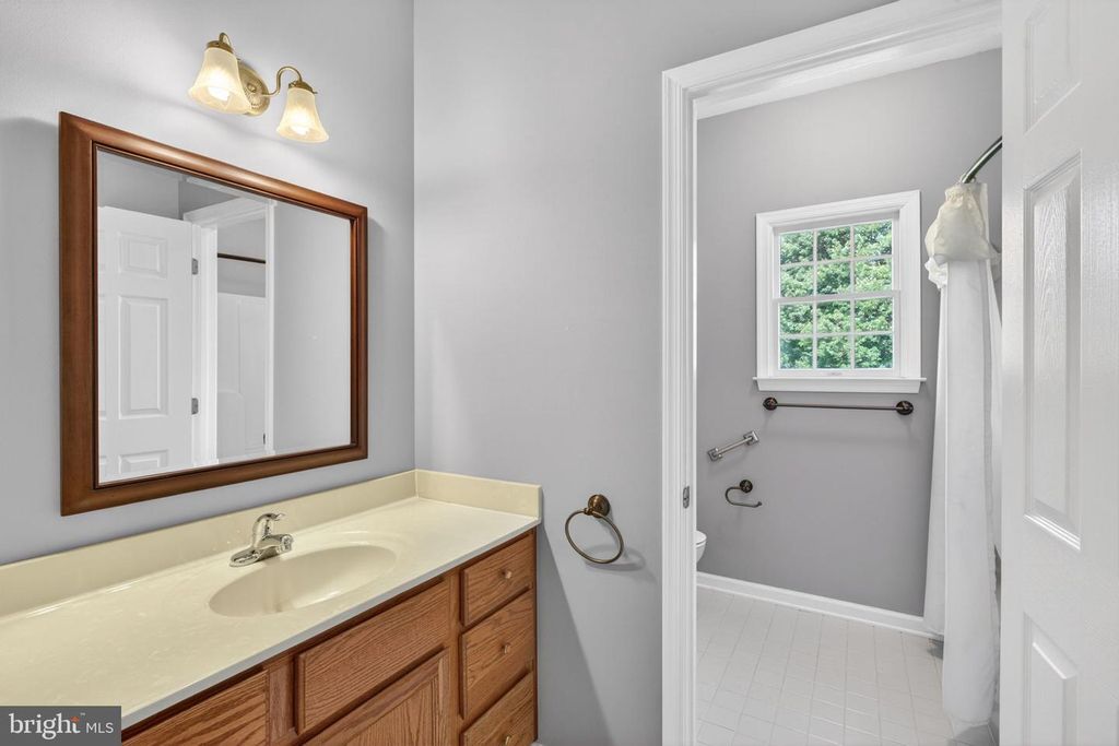 Image 38 of property listing at 710 WATERS EDGE CT, Sykesville, MD 21784