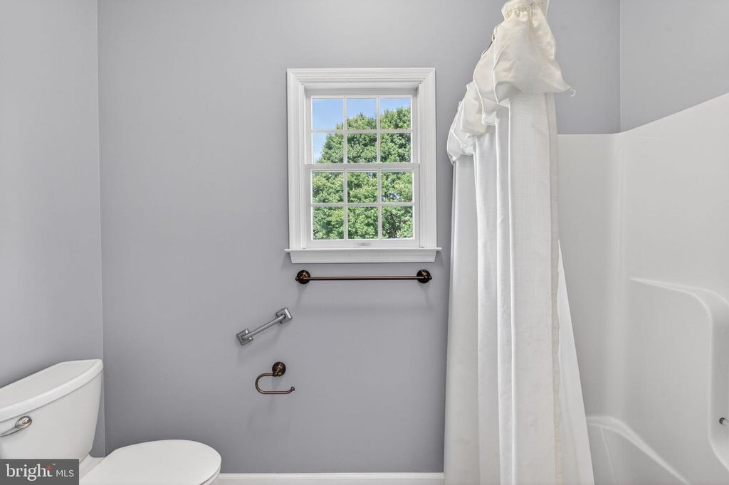 Image 39 of property listing at 710 WATERS EDGE CT, Sykesville, MD 21784