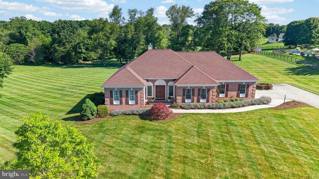 Image 4 of property listing at 710 WATERS EDGE CT, Sykesville, MD 21784
