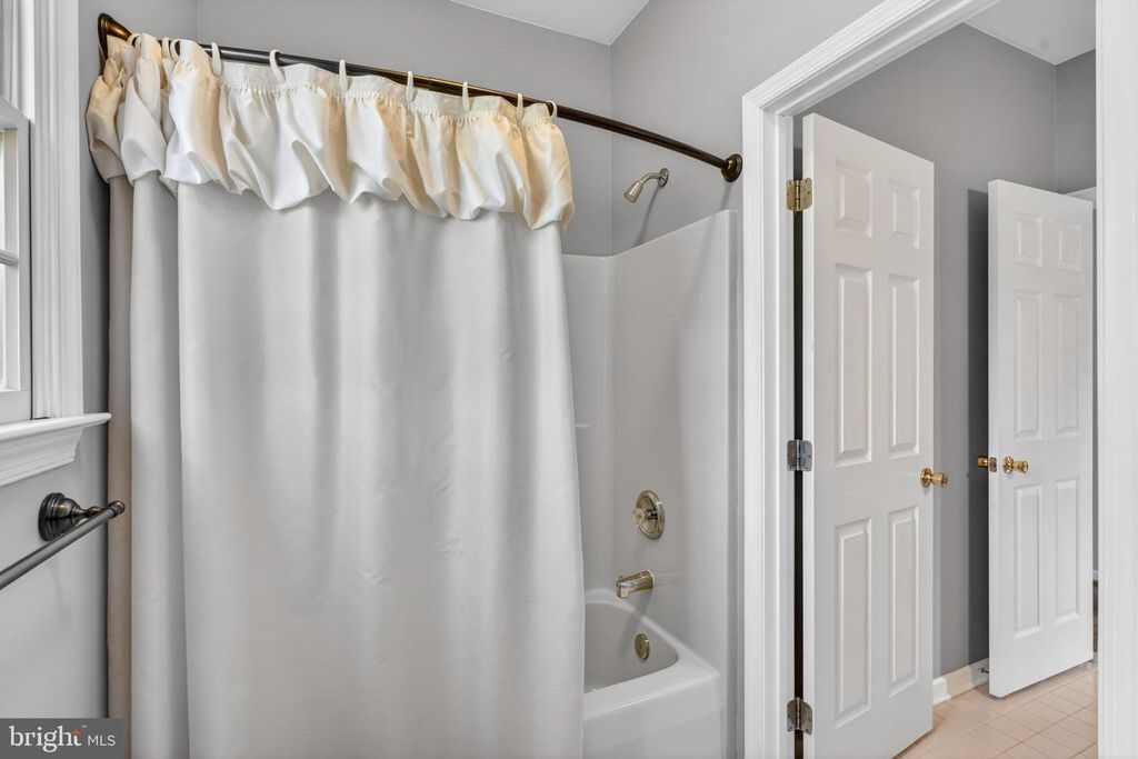 Image 40 of property listing at 710 WATERS EDGE CT, Sykesville, MD 21784