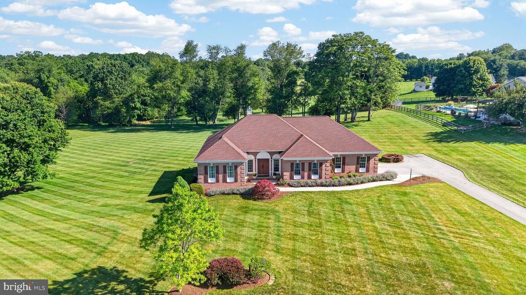 Image 5 of property listing at 710 WATERS EDGE CT, Sykesville, MD 21784