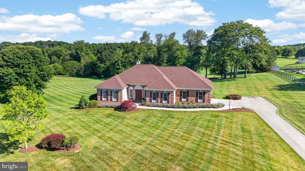Image 6 of property listing at 710 WATERS EDGE CT, Sykesville, MD 21784