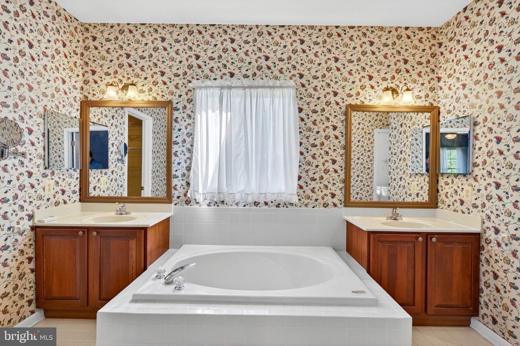 Image 68 of property listing at 710 WATERS EDGE CT, Sykesville, MD 21784