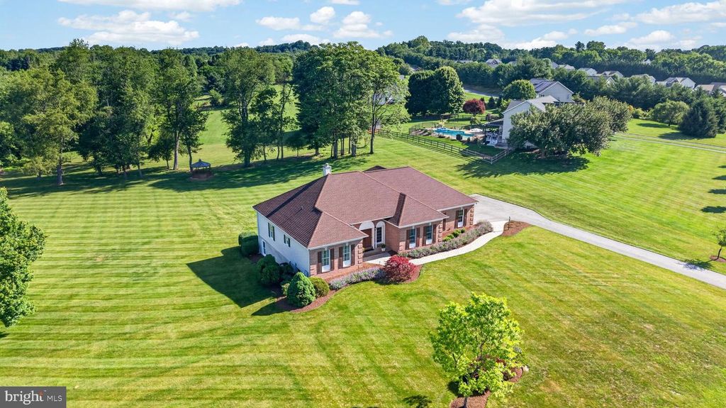 Image 7 of property listing at 710 WATERS EDGE CT, Sykesville, MD 21784