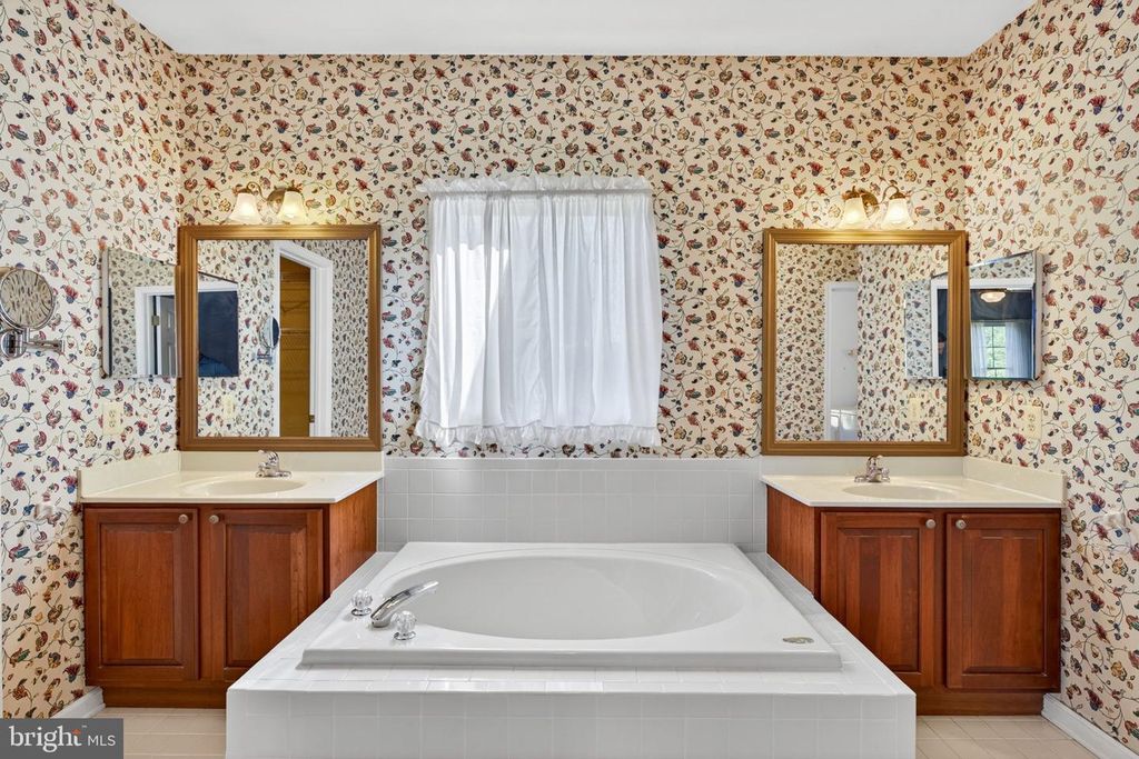 Image 72 of property listing at 710 WATERS EDGE CT, Sykesville, MD 21784