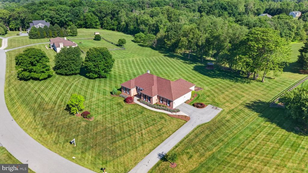 Image 8 of property listing at 710 WATERS EDGE CT, Sykesville, MD 21784