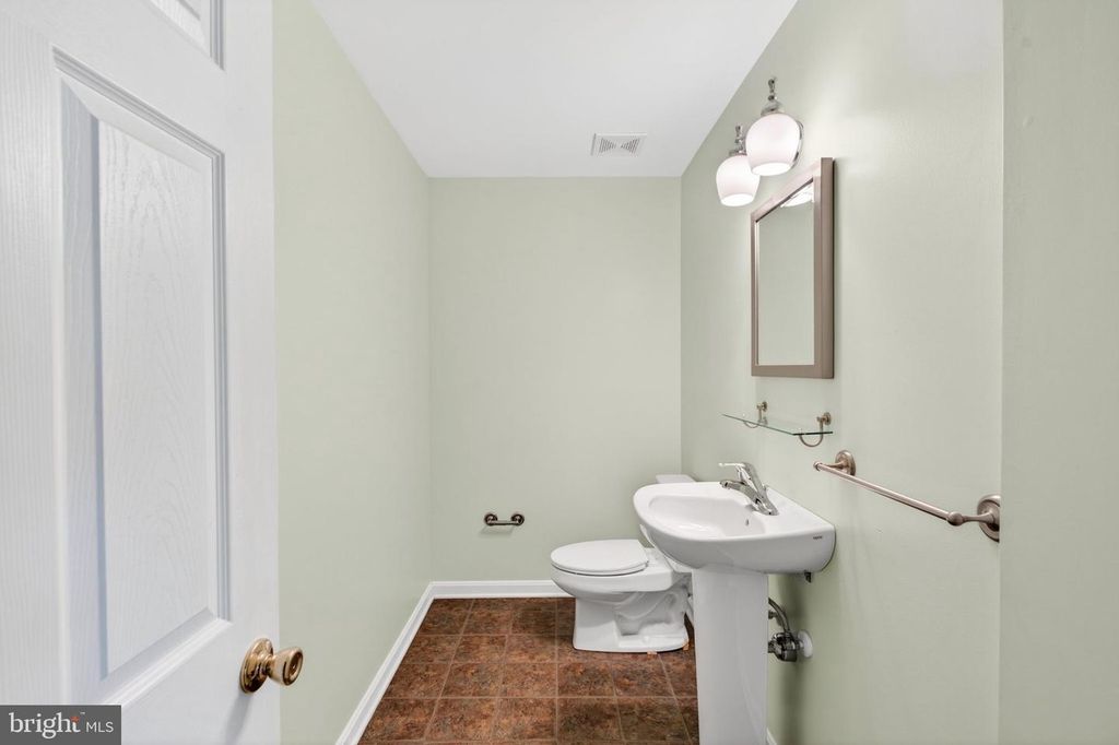 Image 84 of property listing at 710 WATERS EDGE CT, Sykesville, MD 21784