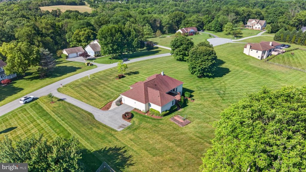 Image 9 of property listing at 710 WATERS EDGE CT, Sykesville, MD 21784