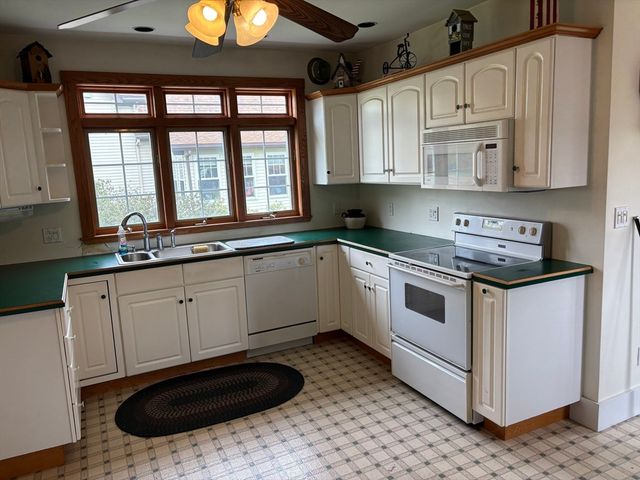 577 County, Taunton, MA 02780