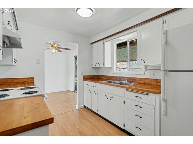 4739 CHARMALEE Ct, Salem, OR 97305