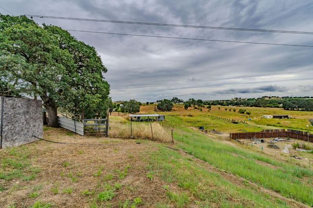 9540 Almond Dr, Valley Springs, CA 95252