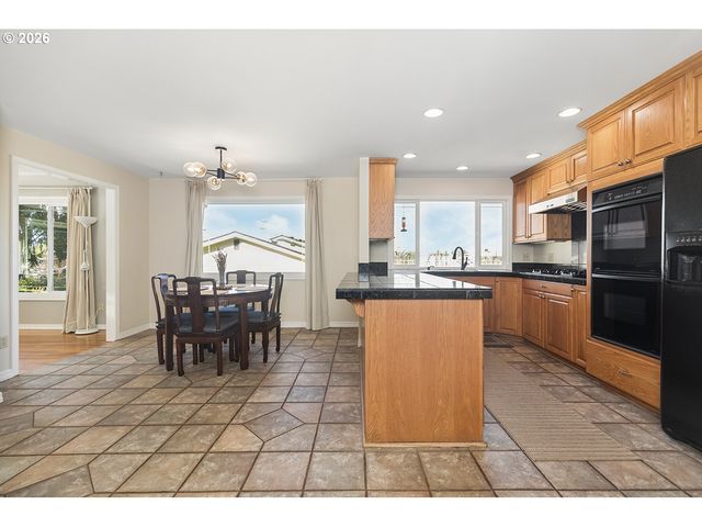 1475 CORNELL St, Lake Oswego, OR 97034