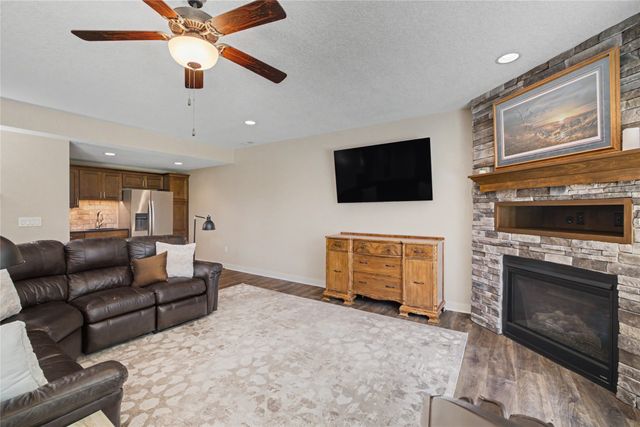 16306 Northpark Drive, Urbandale, IA 50323