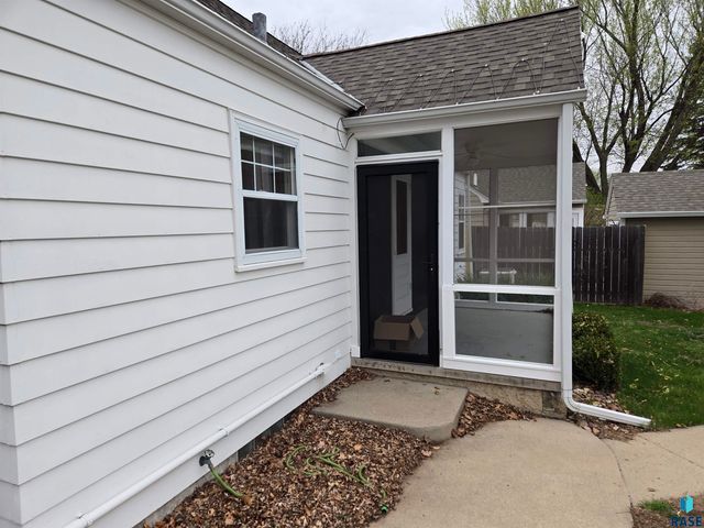 1720 S 6th Ave Avenue, Sioux Falls, SD 57105