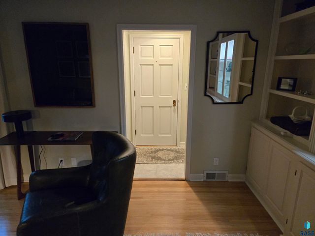 1720 S 6th Ave Avenue, Sioux Falls, SD 57105