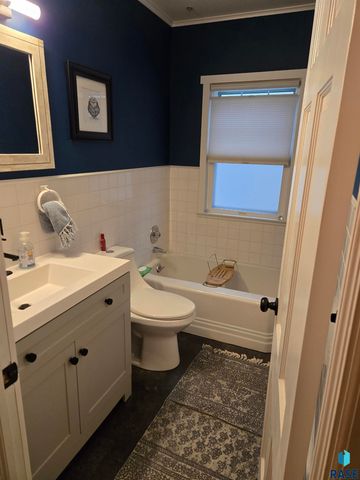 1720 S 6th Ave Avenue, Sioux Falls, SD 57105