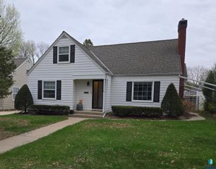 1720 S 6th Ave Avenue, Sioux Falls, SD 57105