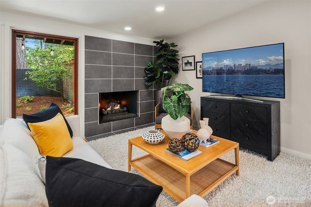 15634 SE 8th Street, Bellevue, WA 98008