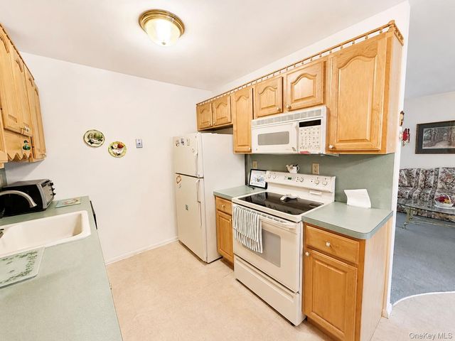 258 Newcastle Court F, Ridge, NY 11961