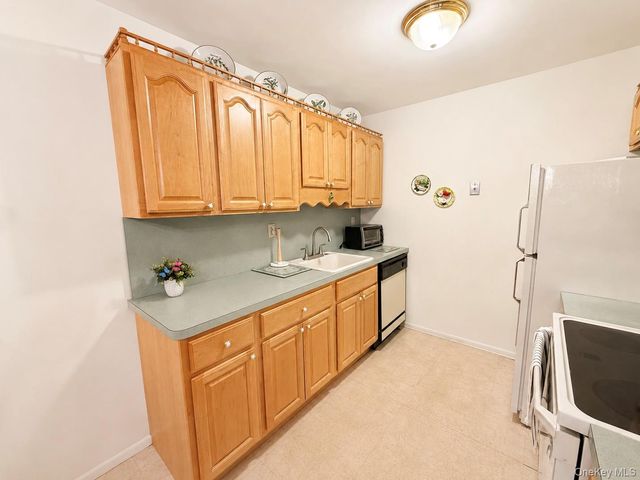 258 Newcastle Court F, Ridge, NY 11961