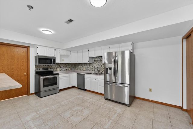 390 Dustin DRIVE, Brookfield, WI 53045