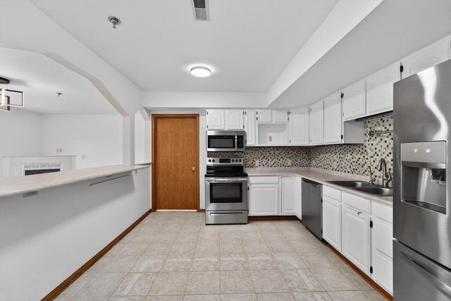 390 Dustin DRIVE, Brookfield, WI 53045