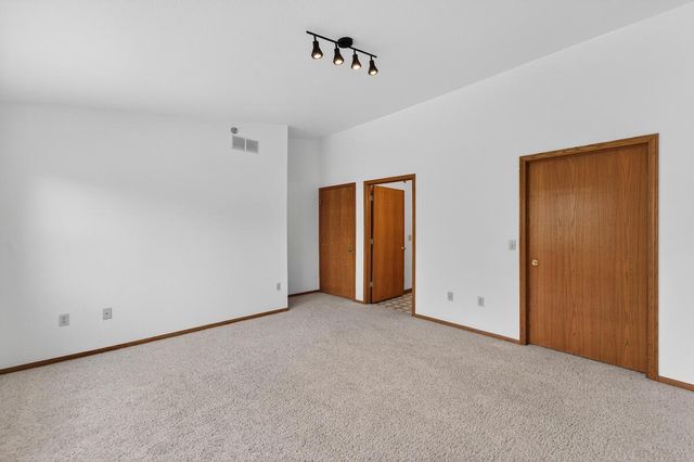 390 Dustin DRIVE, Brookfield, WI 53045
