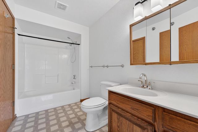 390 Dustin DRIVE, Brookfield, WI 53045