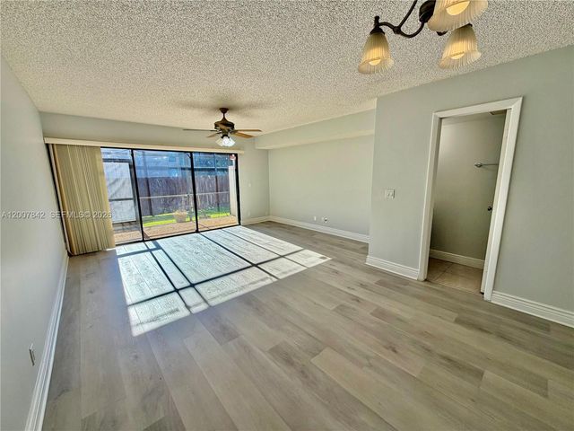 4403 SW 70th Ter 4403, Davie, FL 33314