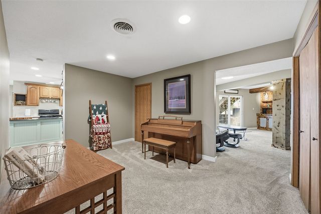301 Lake View Drive NE, Solon, IA 52333