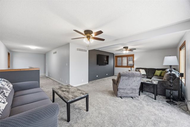 301 Lake View Drive NE, Solon, IA 52333