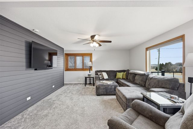 301 Lake View Drive NE, Solon, IA 52333