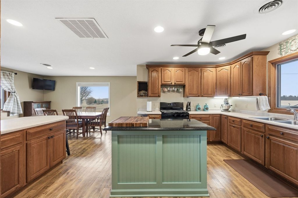 301 Lake View Drive NE, Solon, IA 52333