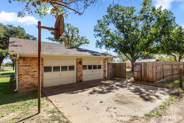 1701 E Spring Street, Henrietta, TX 76365