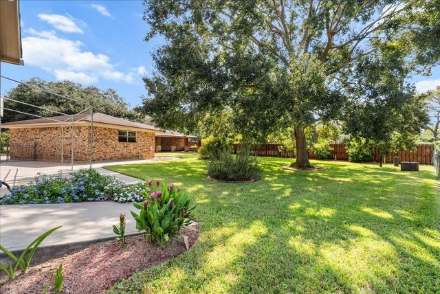 802 Riverside Drive, Alvin, TX 77511