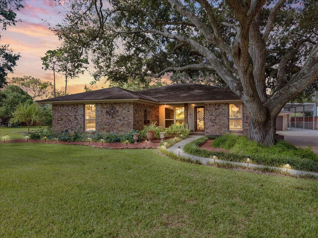 802 Riverside Drive, Alvin, TX 77511
