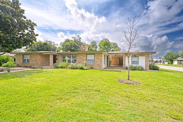 671 W MERRIWEATHER ST, New Braunfels, TX 78130