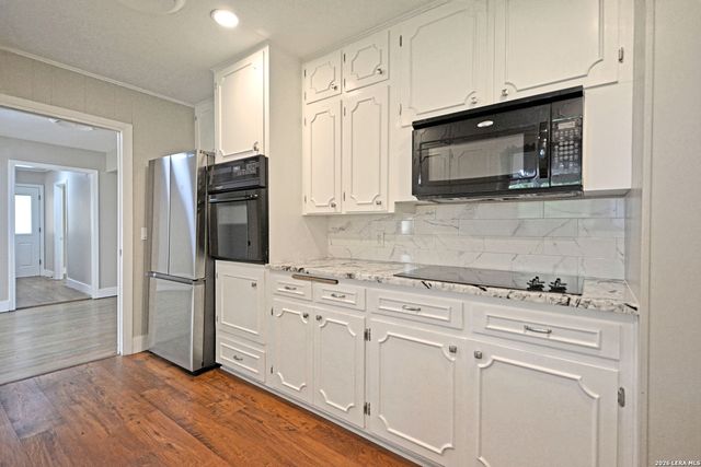 671 W MERRIWEATHER ST, New Braunfels, TX 78130