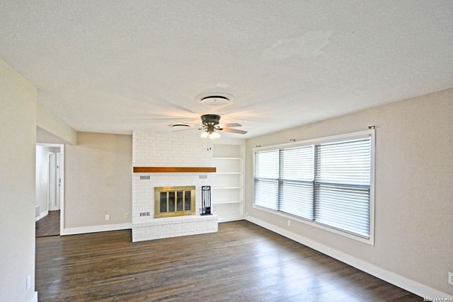 671 W MERRIWEATHER ST, New Braunfels, TX 78130