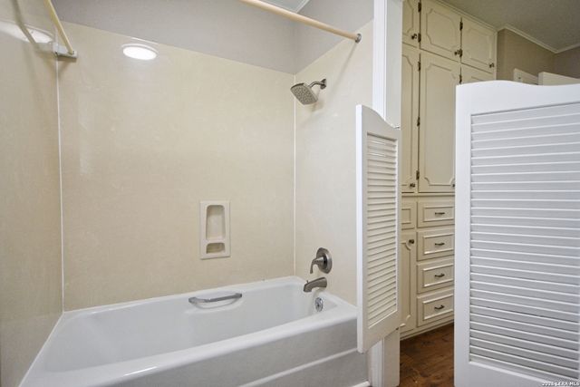 671 W MERRIWEATHER ST, New Braunfels, TX 78130