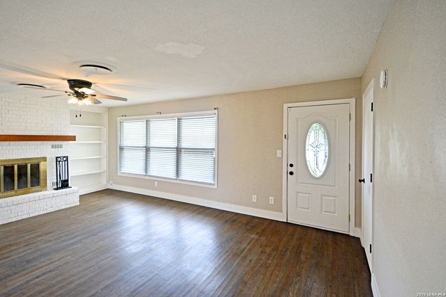671 W MERRIWEATHER ST, New Braunfels, TX 78130