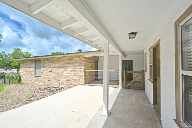 671 W MERRIWEATHER ST, New Braunfels, TX 78130